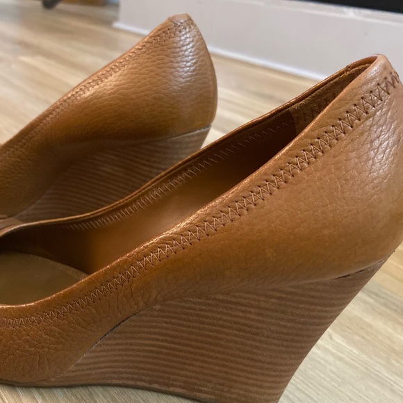 ❤️❤️Tory Burch Leather Brown Peep Toe High Wedges W/Gold Monogram - Picture 4 of 13